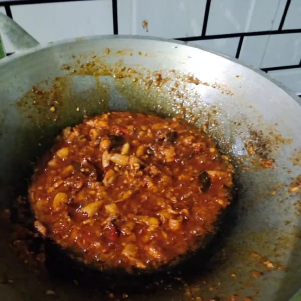 Jika sudah menyampur dengan bumbu, masukan gula dan penyedap.