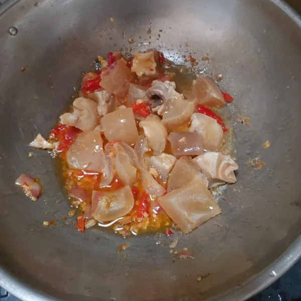 Masukkan kikil sapi dan sedikit air. Aduk sampai rata.