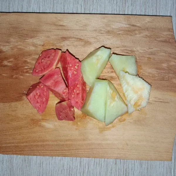 Potong jambu merah dan melon madu.