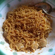 Masukkan mie dan bakso yang sudah direbus tadi aduk hingga tercampur rata.