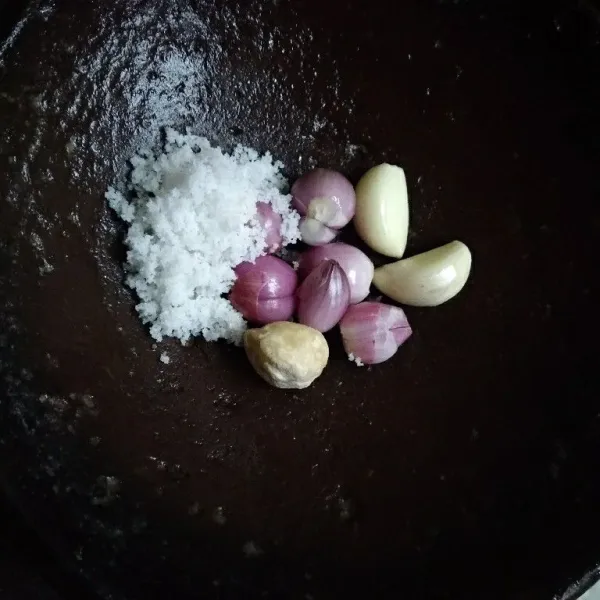 Haluskan bawang merah, bawang putih, garam, dan kemiri.