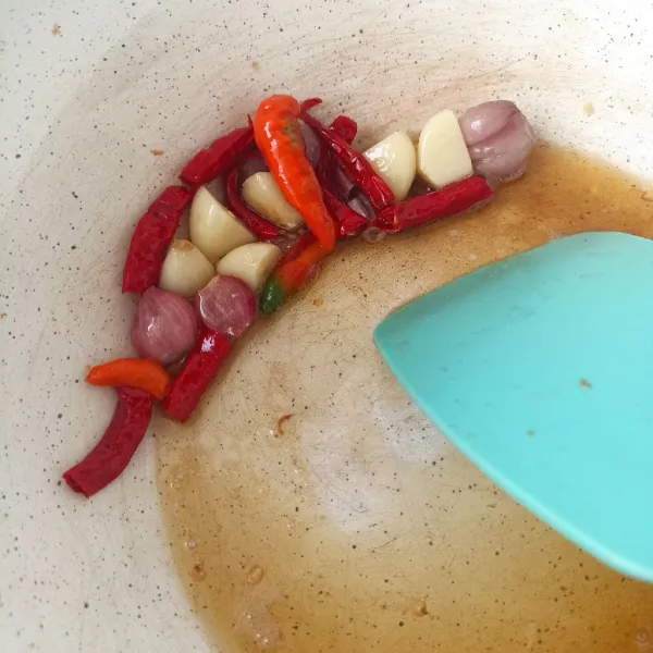 Goreng cabai, bawang puith, dan bawang merah menggunakan minyak bekas menggoreng kacang. Angkat dan biarkan hingga dingin