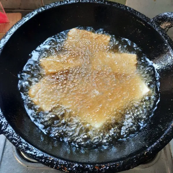 Goreng tahu dan tempe sampai garing kecoklatan. Matang, angkat dan tiriskan.