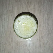 Tuang melon fizzy ke dalam gelas berisi perasan air jeruk manis. Aduk merata.