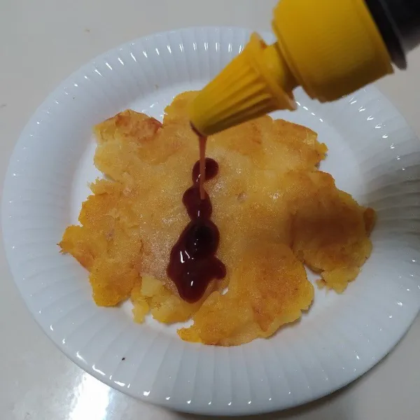 Pindahkan ke piring, siram dengan gula aren cair.