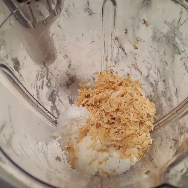 Masukkan nasi, udang rebon, dan bawang putih halus ke dalam blender