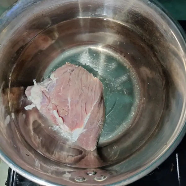 Cuci bersih daging, lalu rebus