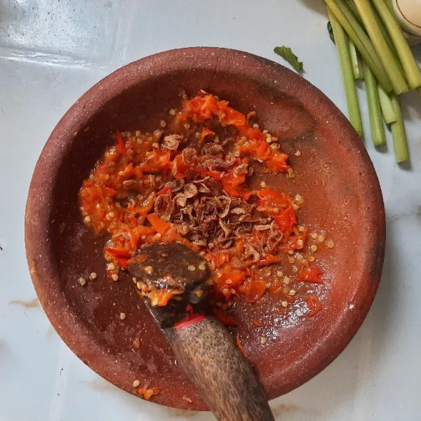 Ulek sambel sampai halus sedikit kasar, jangan lupa tambahkan brambang goreng lalu uleg kasar lagi.