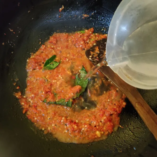 Masukkan air, kaldu bubuk dan gula pasir. Masak hingga mendidih, tes rasa.