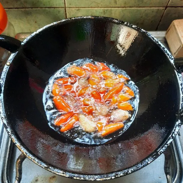 Goreng bumbu sambal sampai setengah matang.