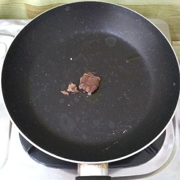 Panggang terasi di dalam wajan.