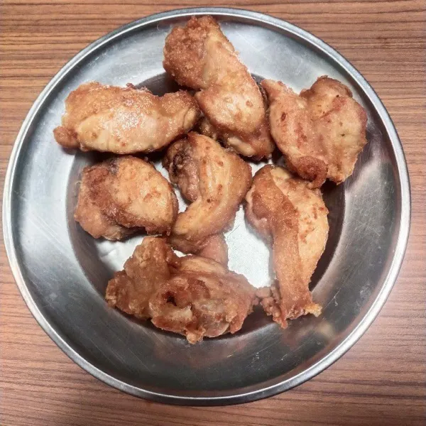 Goreng ayam di api besar hingga kering