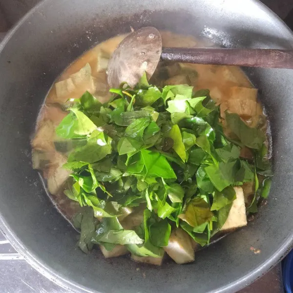 Masukan terong, daun so dan santan cair.