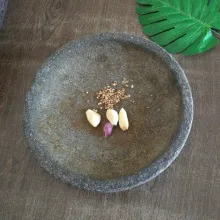 Haluskan bawang putih, bawang merah dan biji ketumbar.