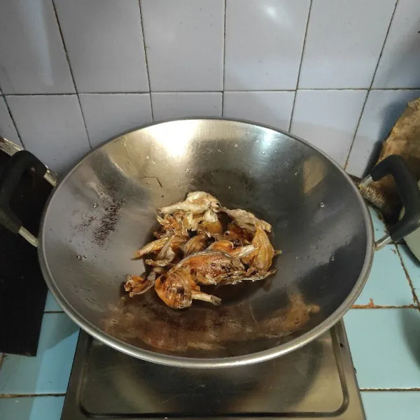 Goreng ikan bilis hingga matang.