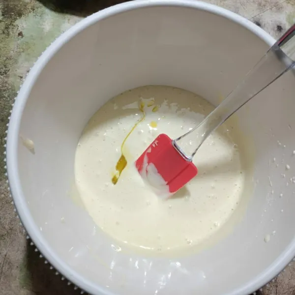 Masukkan margarin cair, lalu aduk rata menggunakan spatula