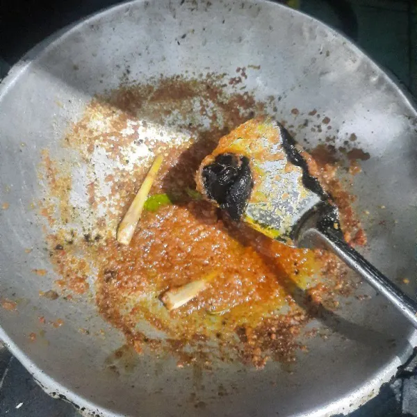 Setelah bumbu cukup matang, tambahkan petis udang dan aduk sampai bumbu berubah warna dan petis larut.