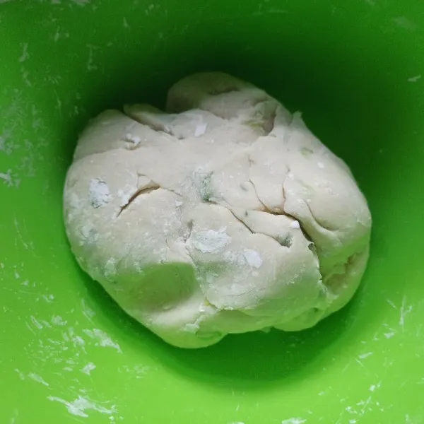 Selanjutnya tambahkan tepung tapioka sedikit demi sedikit, uleni sampai tercampur rata dan adonan bisa dibentuk.