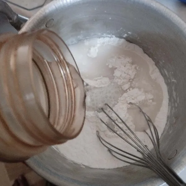 Campurkan tepung beras, tepung tapioka dan garam. Aduk rata. Kemudian tuang air sedikit demi sedikit sambil di aduk hingga larut.
