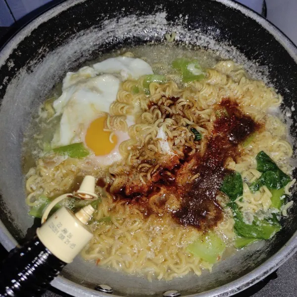 Tambahkan kecap asin, lalu aduk-aduk, pindahkan ke mangkuk lalu sajikan selagi hangat.