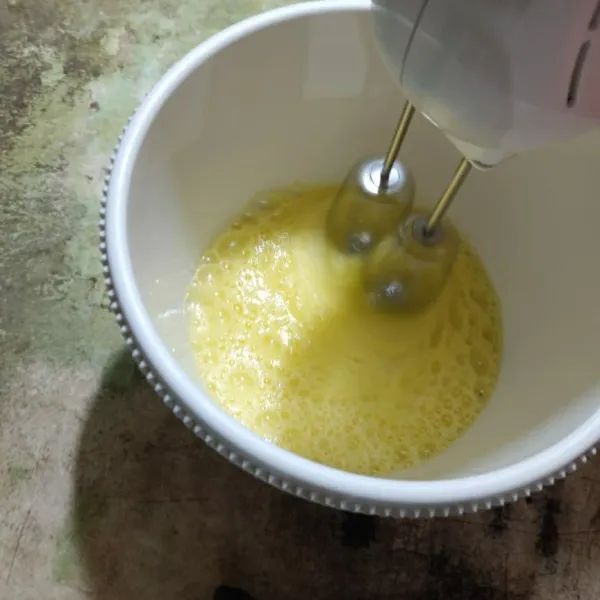 Dalam mangkuk, masukkan telur, SP, dan gula pasir. Mixer dengan kecepatan tinggi hingga mengembang