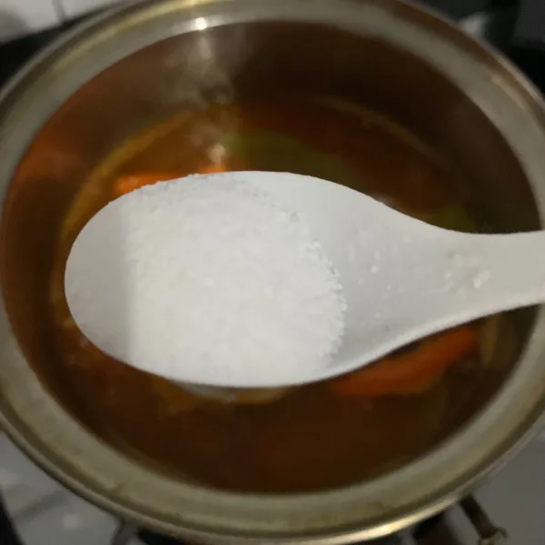 Beri garam, gula, dan kaldu jamur koreksi rasa dan siap disajikan.