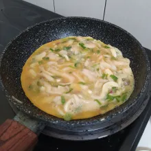 Panaskan teflon beri secukupnya minyak. Masukan adonan telur dadar lalu masak hingga matang. Sajikan.