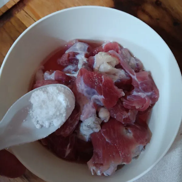 Rendam irisan daging dengan 1 sdt baking soda selama 15 menit. Cuci bilas bersih daging.