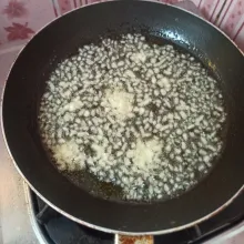 Membuat minyak bawang: panaskan minyak goreng secukupnya, setelah minyak panas masukkan bawang putih cincang dan goreng sampai harum.