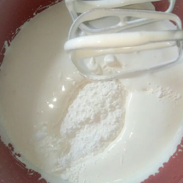 Mixer telur, gula pasir, dan SP dengan kecepatan tinggi hingga mengembang. Kemudian masukkan tepung terigu, susu bubuk, baking powder, dan vanilli bubuk, mixer lagi hingga tercampur rata