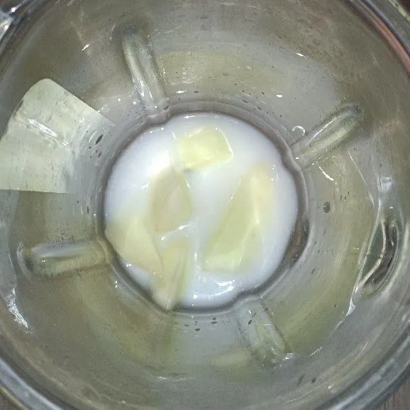 Tambahkan kental manis dan susu kambing.