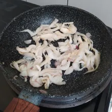 Masukan jamur lalu tumis-tumis hingga layu. Matikan kompor lalu sisihkan.