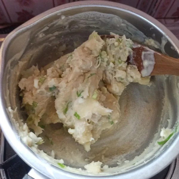 Masak dengan api kecil sampai adonan mengental.