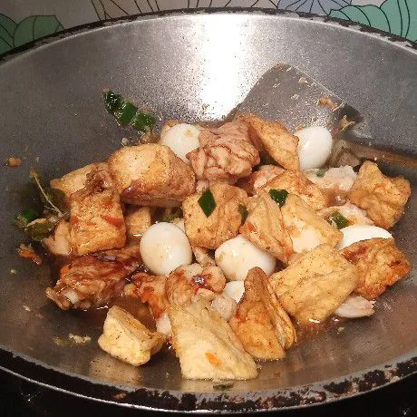 Selanjutnya masukkan telur puyuh, kecap manis, kaldu bubuk, merica bubuk, dan garam secukupnya. Aduk rata.