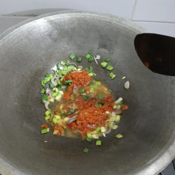 Masukkan bumbu halus, aduk merata.