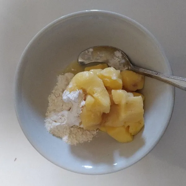 Bersihkan tape dr seratnya, tambahkan 1 sdm tepung terigu dan kental manis.