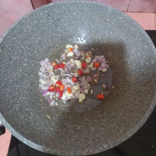 Tumis irisan bawang merah dan bawang putih.
Masukkan cabe.