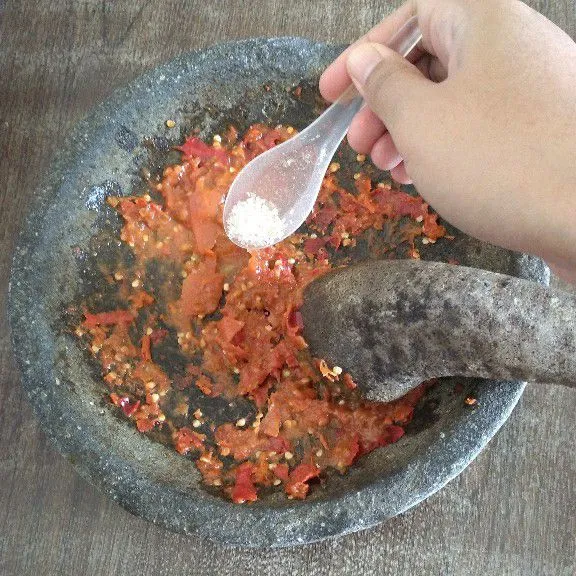 Tambahkan garam, kaldu jamur dan gula pasir lalu aduk.
