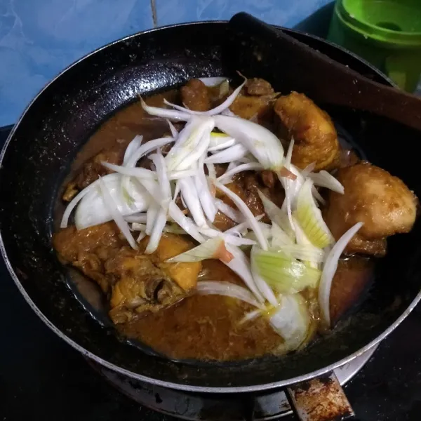 Baru masukkan bawang bombai dan cabe hijau, aduk sebentar saja dan sajikan. Jika suka kuah bisa tambah lagi ya