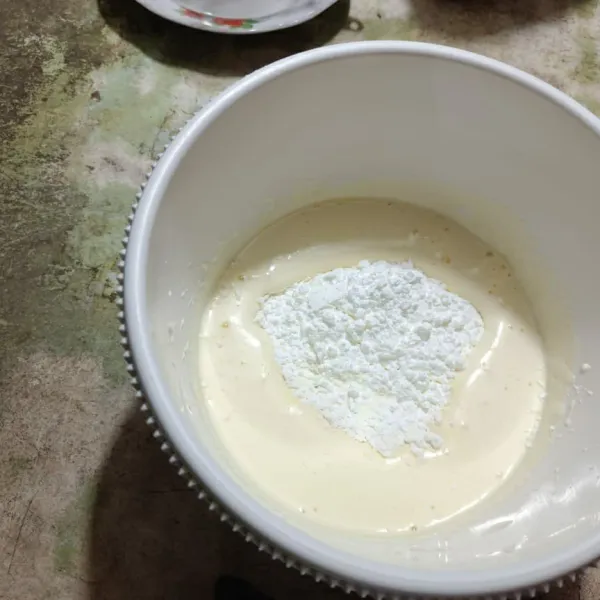 Masukkan tepung terigu, tepung maizena, susu bubuk, vanili bubuk, dan baking powder. Aduk hingga tercampur rata