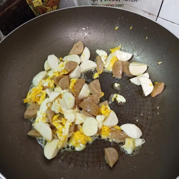Panaskan minyak. Goreng bakso ikan & bakso sapi, lalu orak-arik telur ayam. Sisihkan topping.