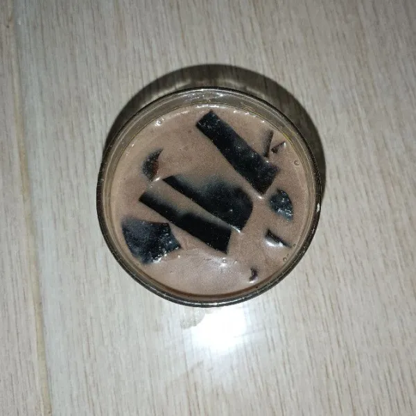 Masukkan cincau yang sudah dipotong.