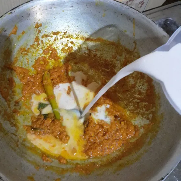 Tambahkan santan, air, garam, kaldu bubuk dan gula merah. Aduk rata dan koreksi rasa.
