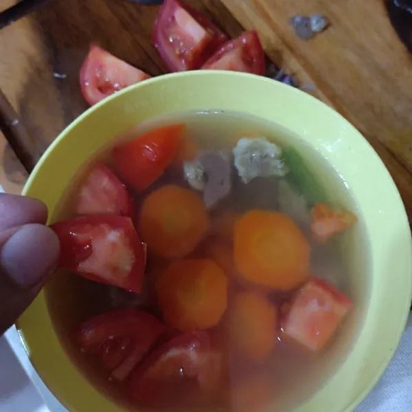 Saat menyajikan, dalam keadaan panas tuang sop ke mangkuk dan taburi potongan tomat. Dijamin endeuuusss!