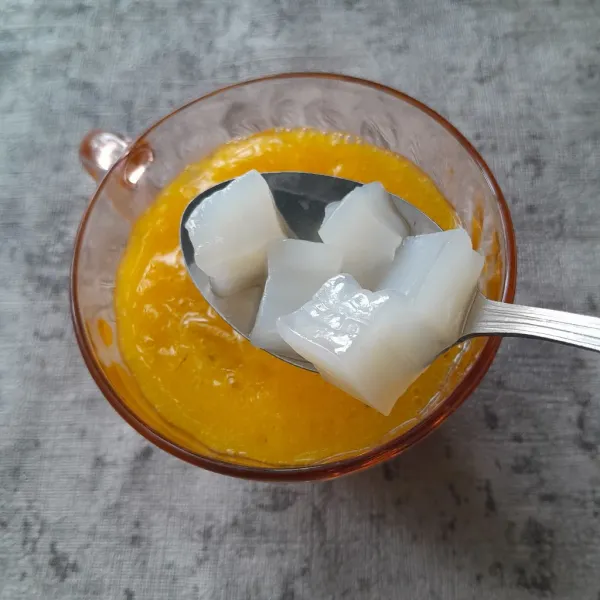Tambahkan nata de coco.