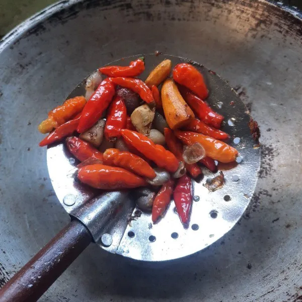 Goreng semua bahan bumbu sampai layu matang