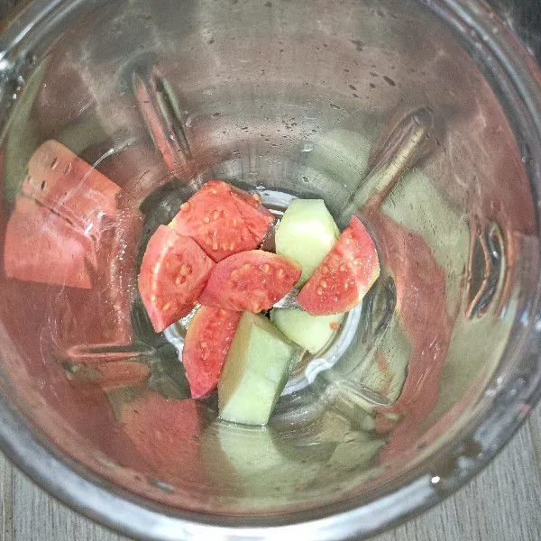 Masukkan jambu merah dan melon madu dalam blender.