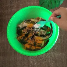 Tambahkan garam dan kaldu bubuk lalu aduk merata.
