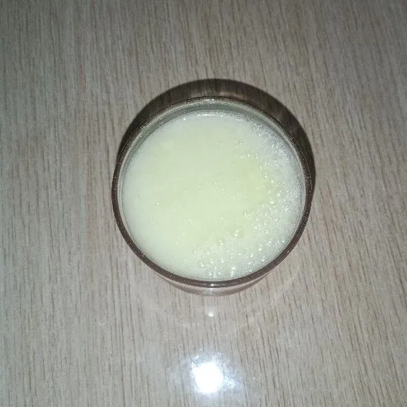 Tuang jus ke dalam gelas atau cangkir.