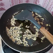 Selanjutnya masukkan daun jeruk goreng hingga kering dan kecoklatan. Matikan api dan sisihkan terlebih dahulu.